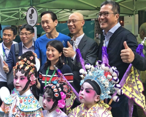 黃偉綸在嘉年華會與兒童粵劇表演者合照。圖:黃偉綸網誌