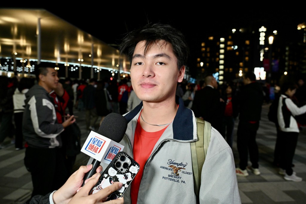 剛放學便趕來體育園的球迷馮先生。