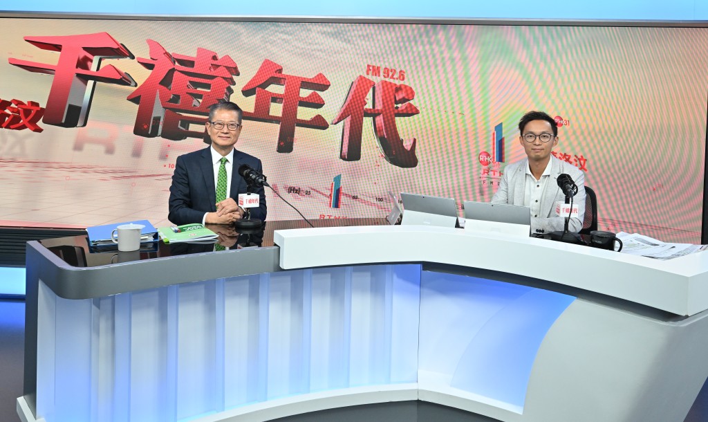 陳茂出席電台節目解說《施政報告》相關內容。陳茂波網誌圖片 陳茂出席電台節目解說《施政報告》相關內容。陳茂波網誌圖片