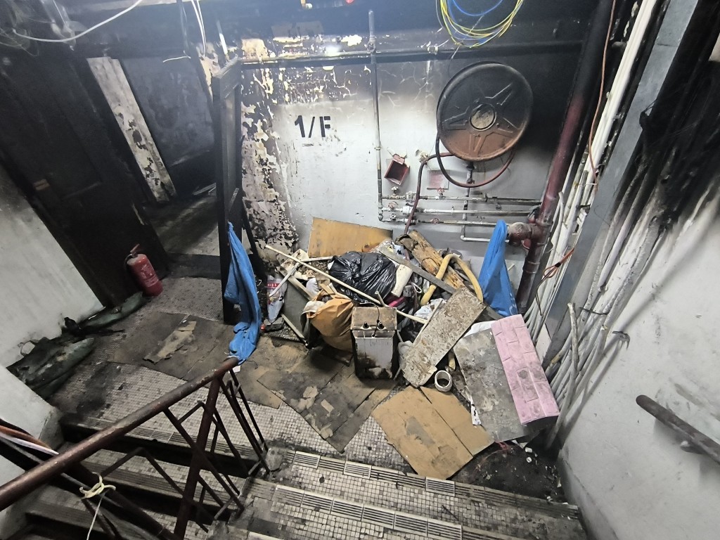 4月10日发生大火的1楼，后楼梯亦有不少垃圾和杂物堆塞。 