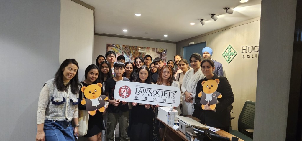 香港律師會安排少數族裔青少年參觀一間律師事務所。香港律師會facebook圖片