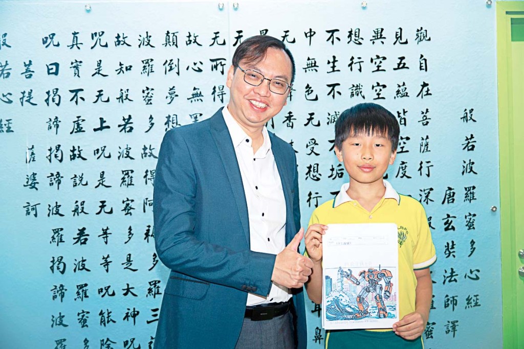 學生洪銘澤(右)筆下的「生命守護機甲」專為災後復原而設。 學生洪銘澤(右)筆下的「生命守護機甲」專為災後復原而設。