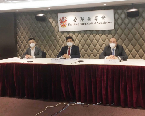 醫學會促政府交代採樣中心更換保護衣安排。