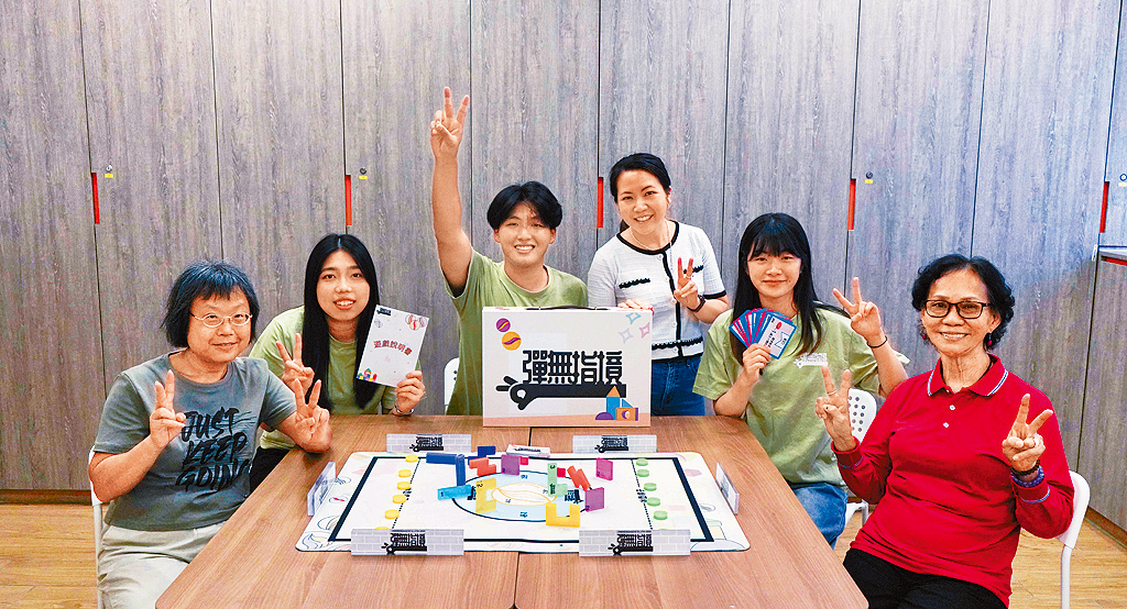在Eva協助下，學生製作全齡創新桌遊《彈無指境》，成功生產並走進社區，派發到長者中心及長者家庭使用。