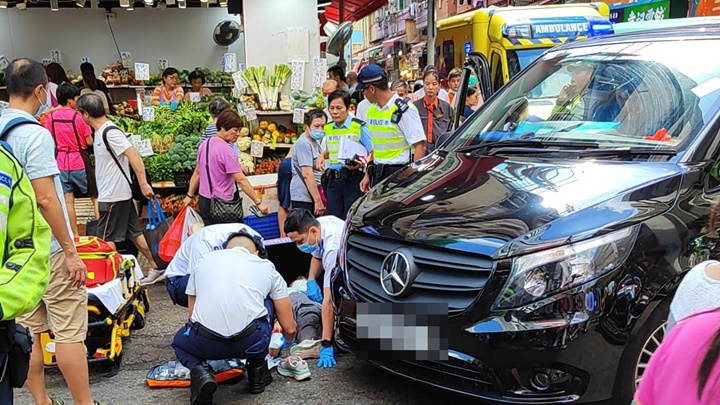 老婦在川龍街遭客貨車撞傷。fb:青衣街坊吹水會