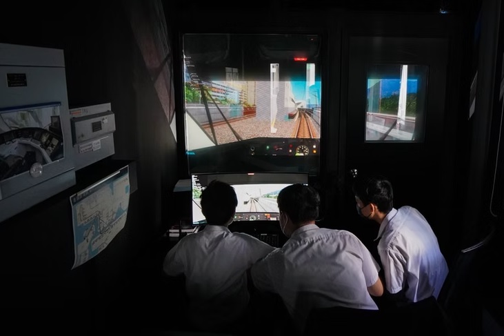 ；「铁路教室」将抽象的学科转化为生活体验，数学老师在此教授速率，中文老师教授文化礼仪，言语治疗师利用车厢实景进行社交沟通训练等。（图片来自学校网页）