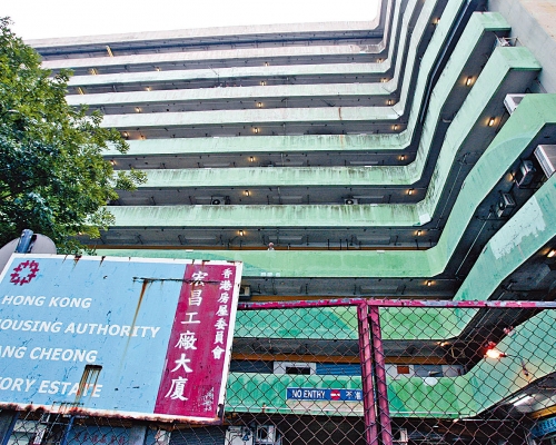 宏昌工厂大厦位于荔枝角道和丹荔街，邻近港铁长沙湾站。