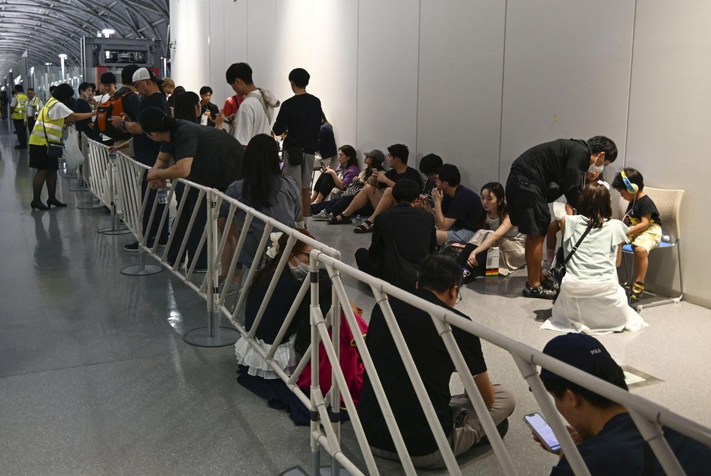 乘客抵達關西機場後等候安排。路透社