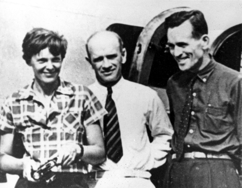 1937年7月2日，埃尔哈特（左）与她的导航员努南（右）在最后一次飞行出发前合照。 美联社