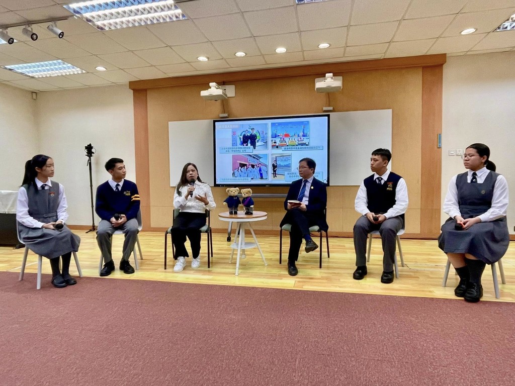 罗淑佩与4位表现优异的学生座谈。罗淑佩fb