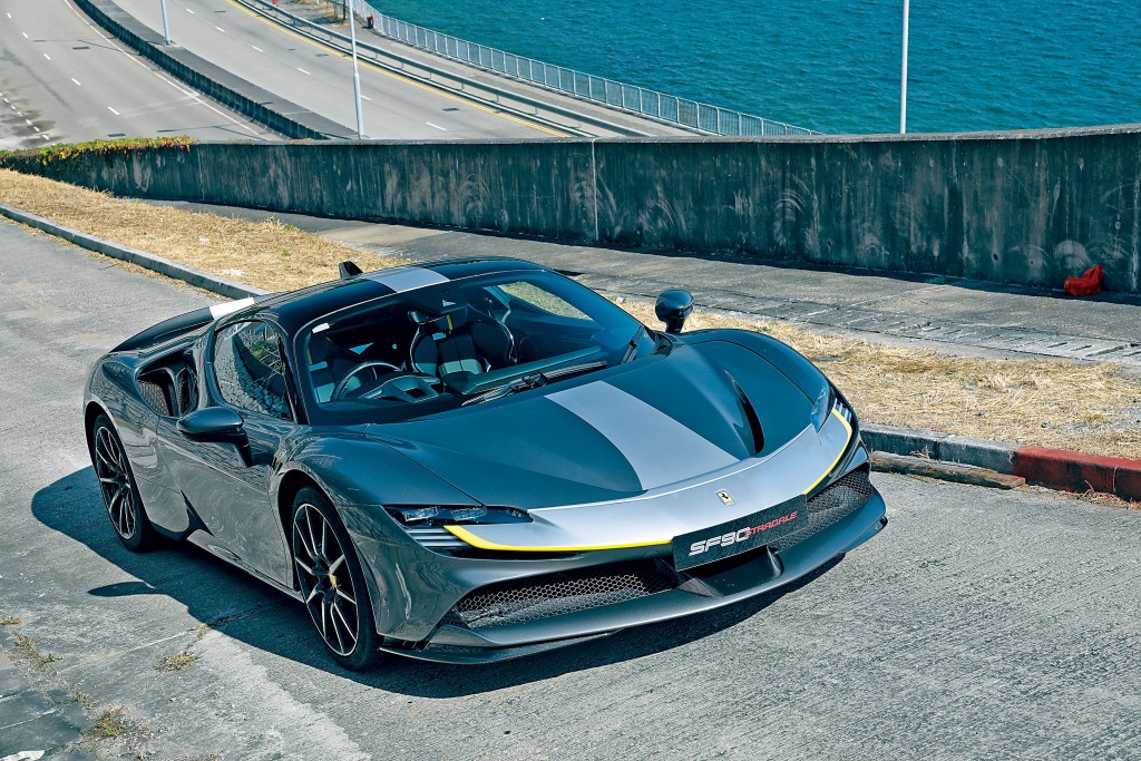 SF90 Stradale加稅後基本定價$8,028,818起，測試車加上Assetto Fiorano套餐合共三十一項配件，落地價高達$12,201,340。