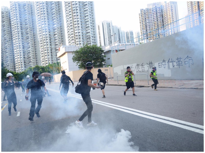天水圍警署傍晚再爆衝突。