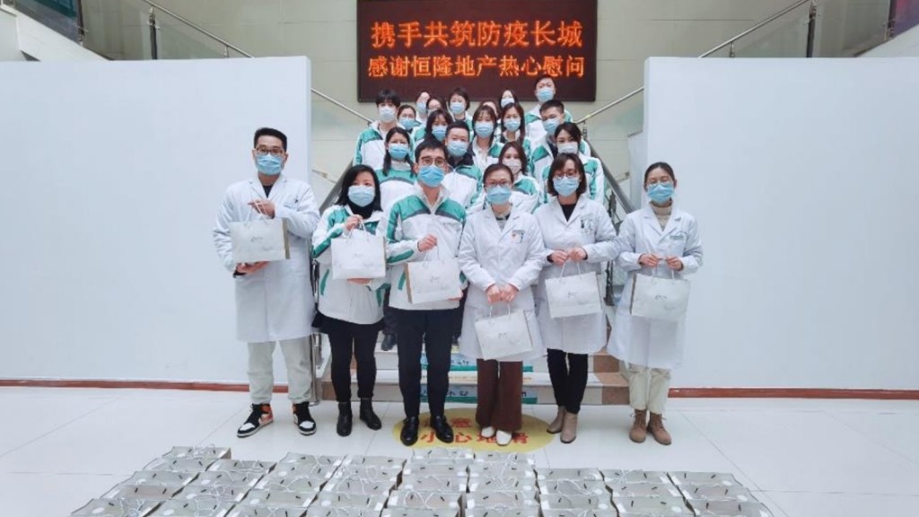 恒隆義工隊向醫護人員及社區工作者送贈防疫物資。