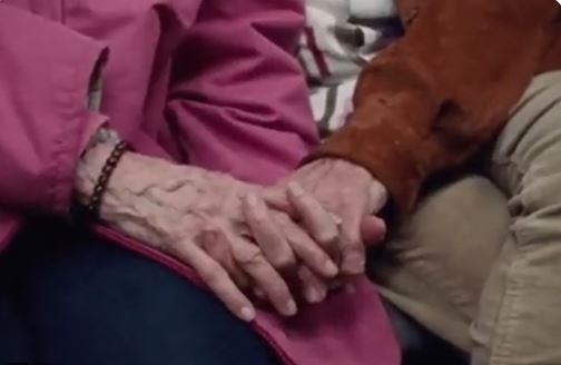 荷兰93岁前首相范阿赫特，与妻子尤金妮牵手接受安乐死。影片截图