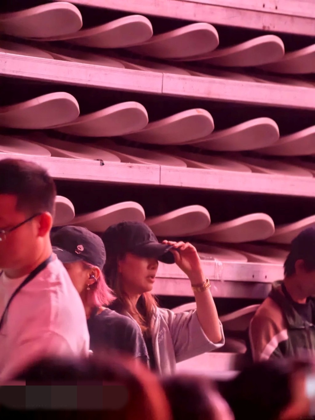 袁詠儀在台下默默守候,低調裝扮掩蓋不住專注的慈母眼神。 袁詠儀在台下默默守候,低調裝扮掩蓋不住專注的慈母眼神。