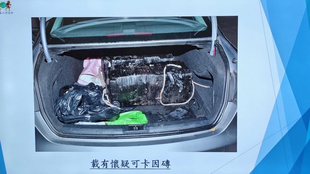 警方在車上及岸邊檢獲一批潛水裝備,包括氧氣樽、潛水衣、蛙鞋及水下推進器等。黃文威攝 警方在車上及岸邊檢獲一批潛水裝備,包括氧氣樽、潛水衣、蛙鞋及水下推進器等。黃文威攝