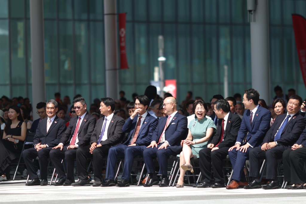 逾百位政商界嘉賓、體育界代表及地區領袖出席，包括文化體育及旅遊局常任秘書長沈鳳君、體育專員蔡健斌，以及中聯辦宣傳文體部副部長何德軍等。