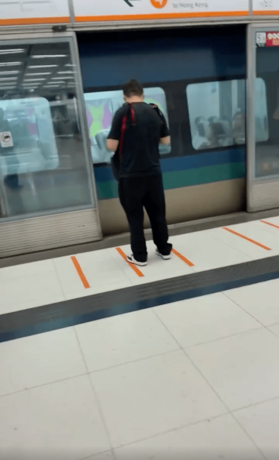 片中亦可見部分打開的幕門後方並非車門。Threads「yiptakhung」影片截圖 片中亦可見部分打開的幕門後方並非車門。Threads「yiptakhung」影片截圖