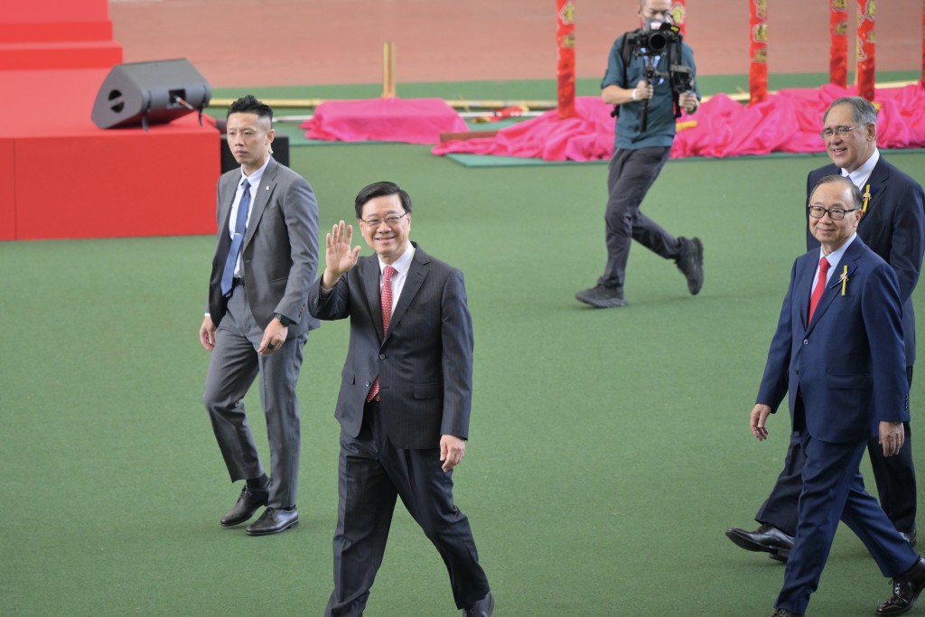 新一年馬季今日(6日)上午開鑼,特首李家超出席開鑼儀式。 新一年馬季今日(6日)上午開鑼,特首李家超出席開鑼儀式。