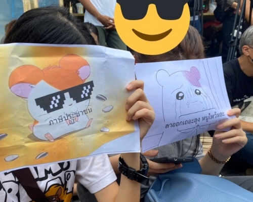 泰國青年用日本動漫「哈姆太郎」作為示威主題象徵。(youtube截圖)