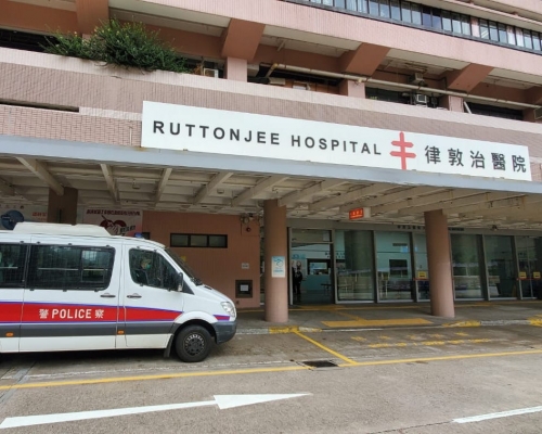 男童送往律敦治醫院搶救，最終不治。
