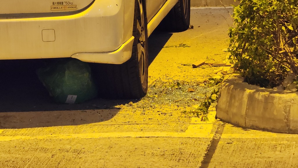 一部私家車被波及,車窗碎裂。 一部私家車被波及,車窗碎裂。