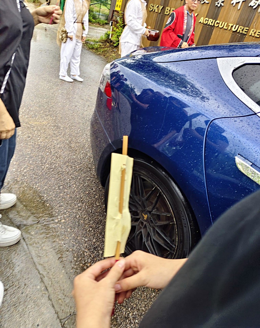 出殯隊伍從崔老闆的私家車旁經過。fb:盡在元朗 出殯隊伍從崔老闆的私家車旁經過。fb:盡在元朗