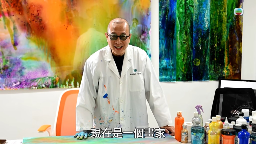 離開手術室後，嚴秉泉醫生依然穿上醫生袍，但由手術室帶到畫室