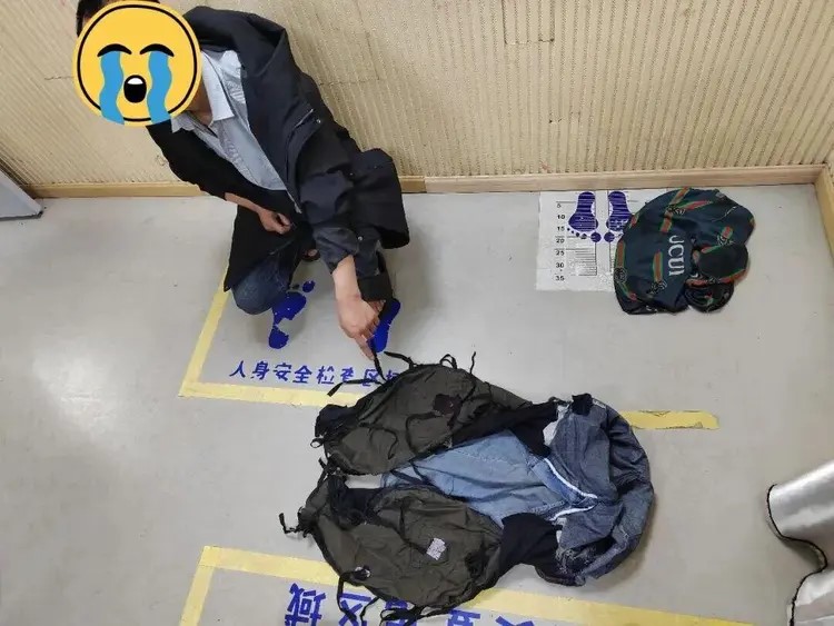 小周用特製褲企圖在工廠偷出20公斤銅粉變賣。玉環公安 小周用特製褲企圖在工廠偷出20公斤銅粉變賣。玉環公安