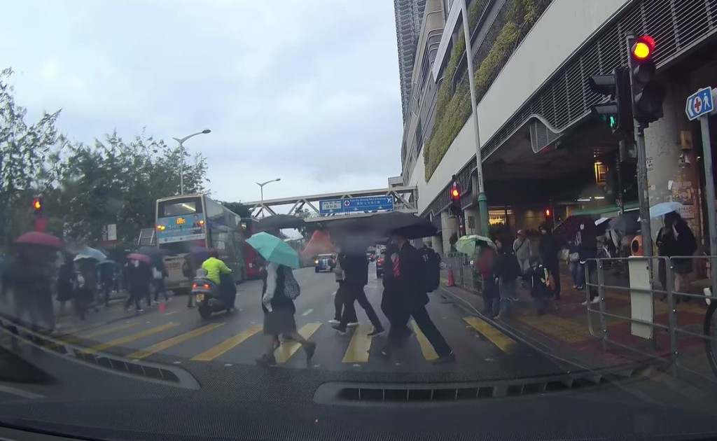 電單車未有停下，繼續駛過。fb車cam L（香港群組）影片截圖