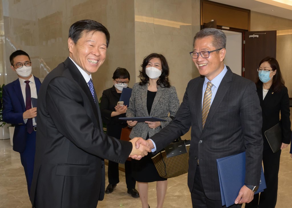 陳茂波到訪國家稅務總局，與局長王軍（右）會面。（陳茂波fb圖片）