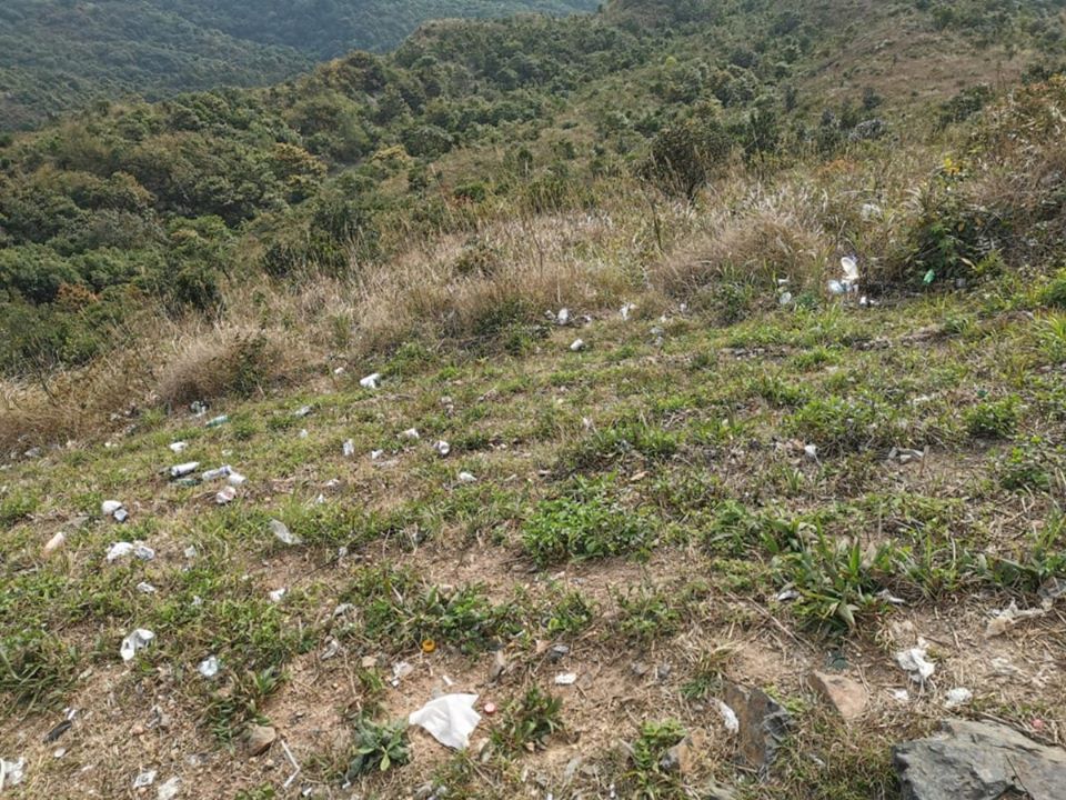 山坡遍佈垃圾。（香港行山遠足之友(吹水山谷）圖片）