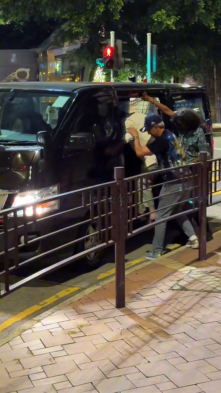 盧海鵬登車過程非常艱辛。 盧海鵬登車過程非常艱辛。