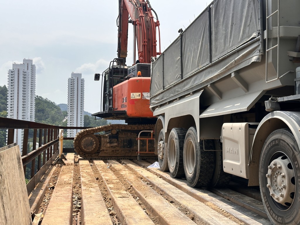 死者被夾困於挖泥機和泥頭車之間。梁國峰攝