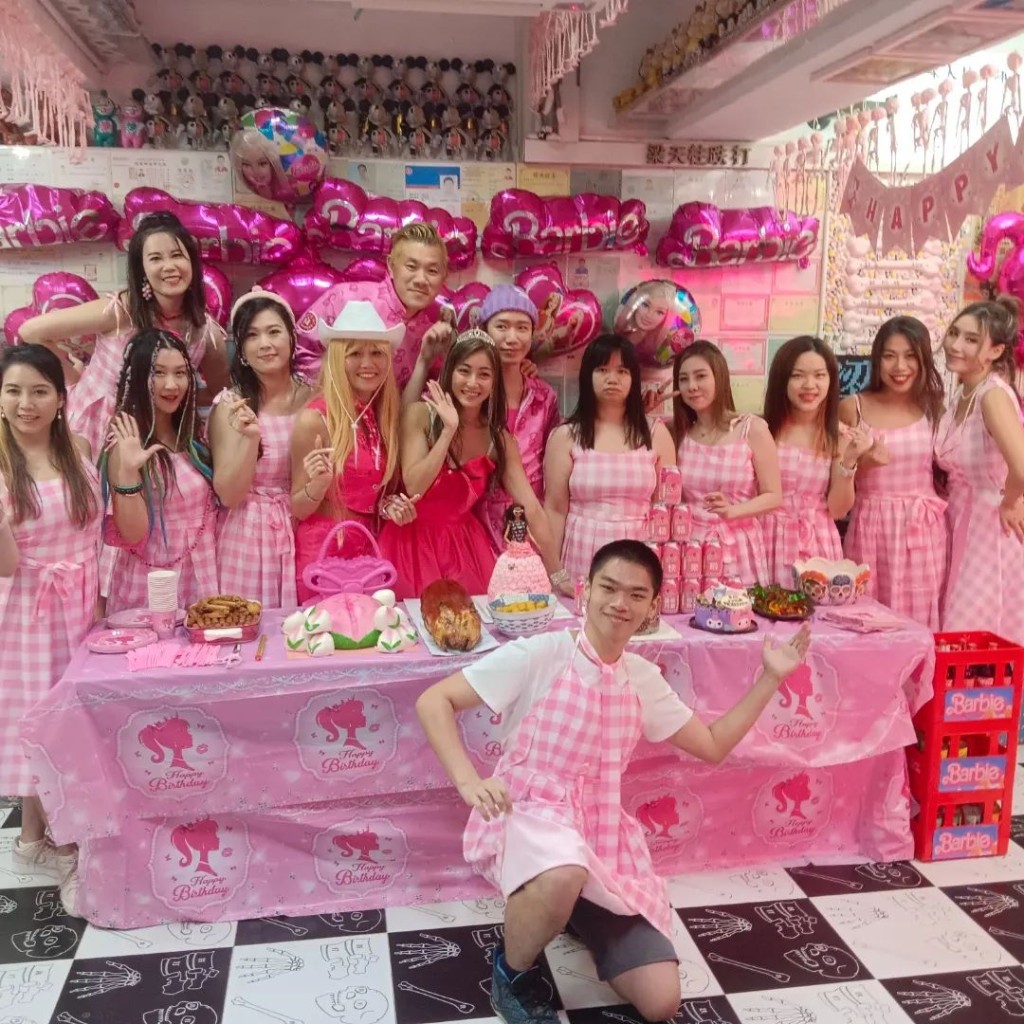 近10個女士齊齊着上粉紅色格仔吊帶裙出現。