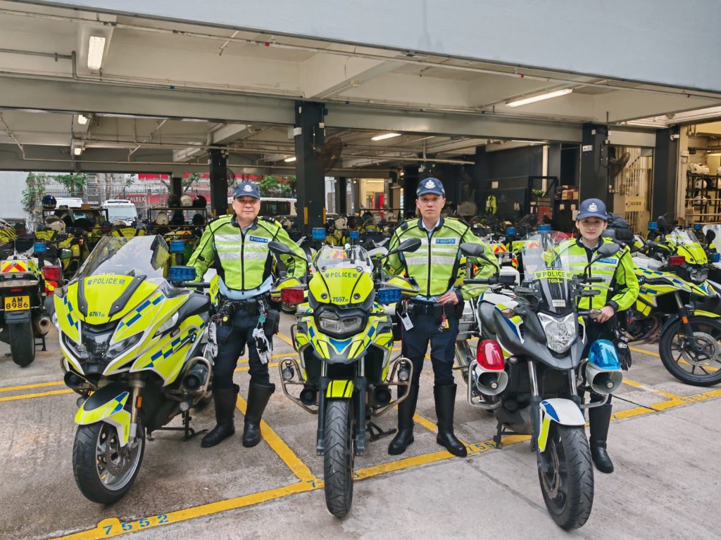 高級警員蘇偉民、警長謝簡晉及警員麥詠芯(左至右)早前在中環及灣仔繞道成功拯救意外闖入的唐狗。 高級警員蘇偉民、警長謝簡晉及警員麥詠芯(左至右)早前在中環及灣仔繞道成功拯救意外闖入的唐狗。