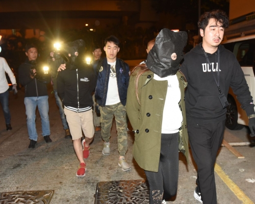 警方拘捕一對男女。