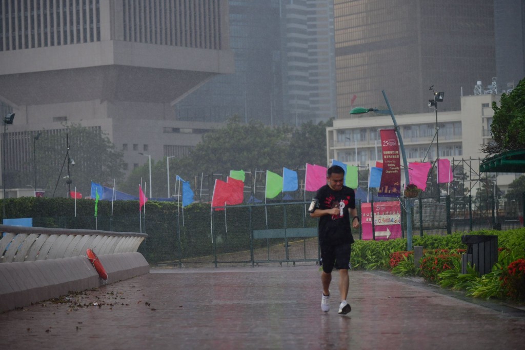 市民冒風雨下跑步。
