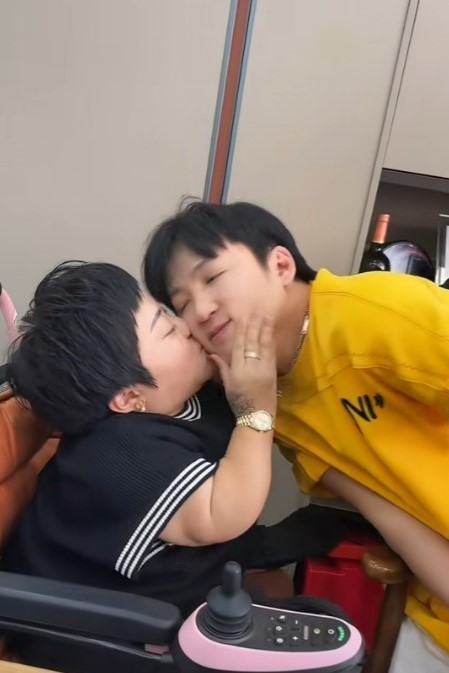 李喜梅和大雙好恩愛。 李喜梅和大雙好恩愛。