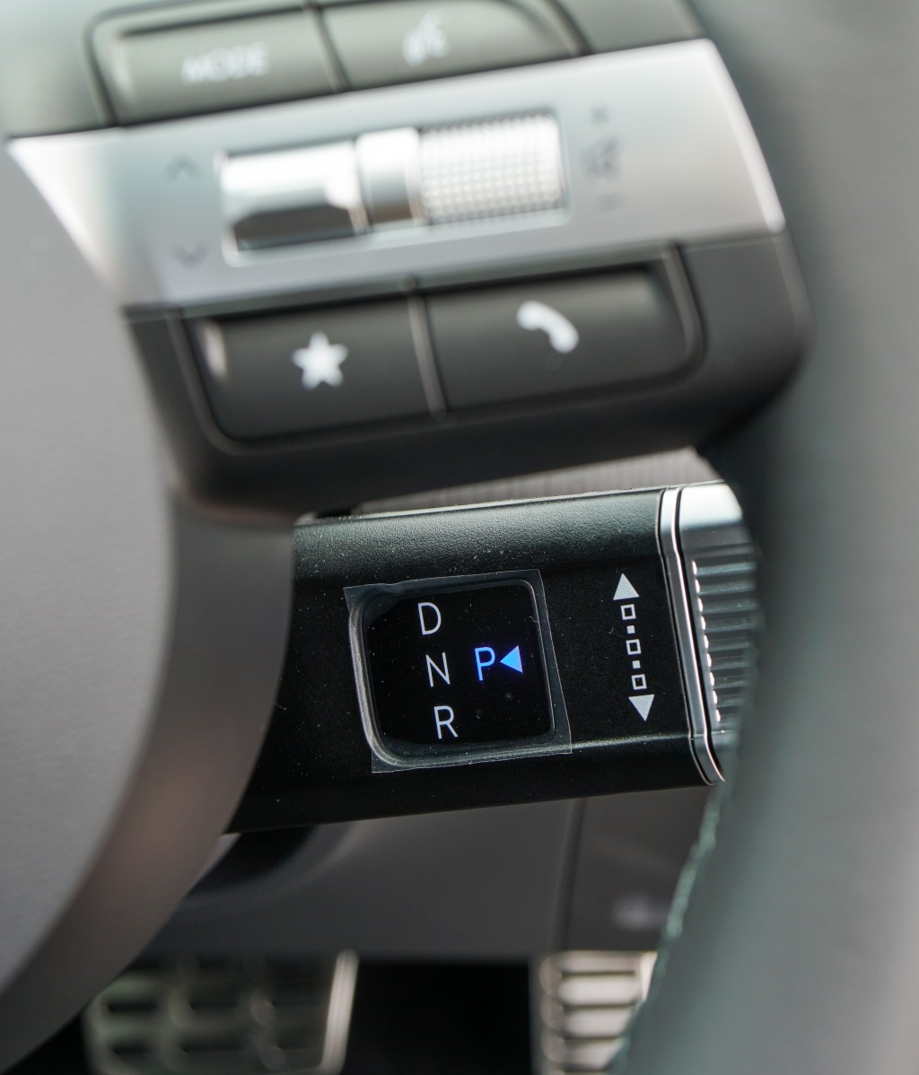 全新第二代現代Hyundai Kona Electric換檔扭桿設於軚環後方。