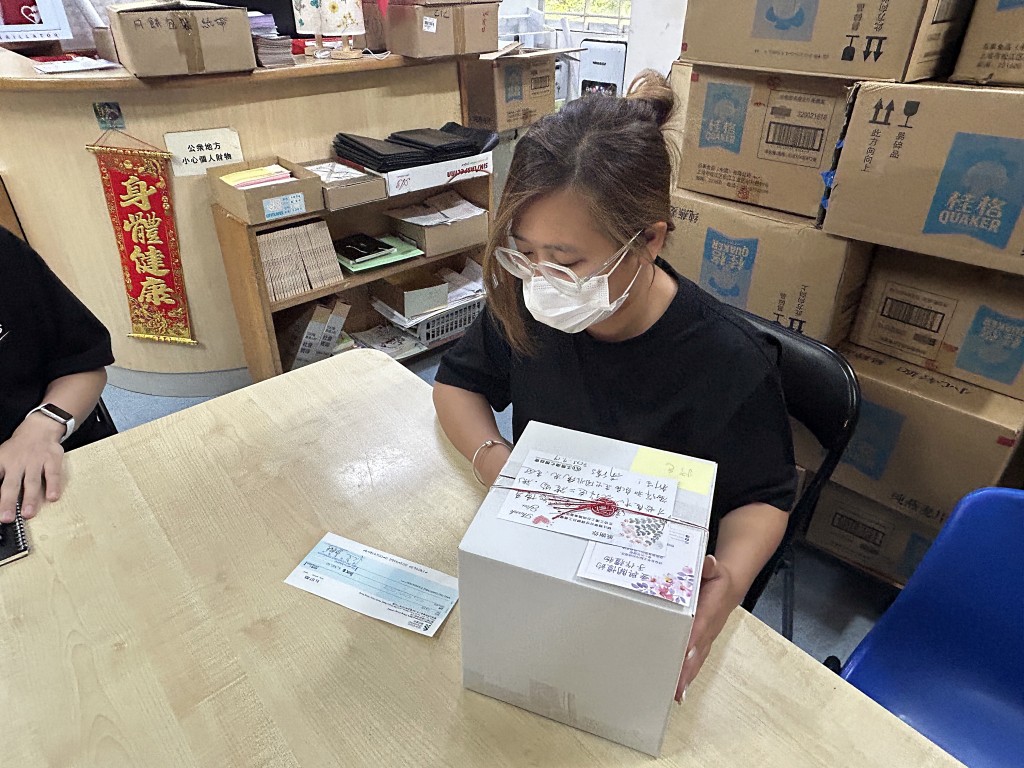 黃太收到禮物和善款支票。林思明攝 黃太收到禮物和善款支票。林思明攝