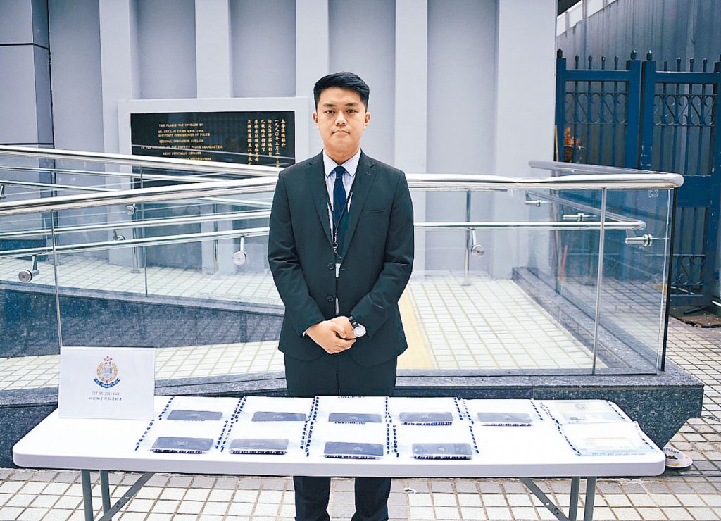 油尖警區刑事部督察李凱正講述案情及展示檢獲的「山寨貨」手機。