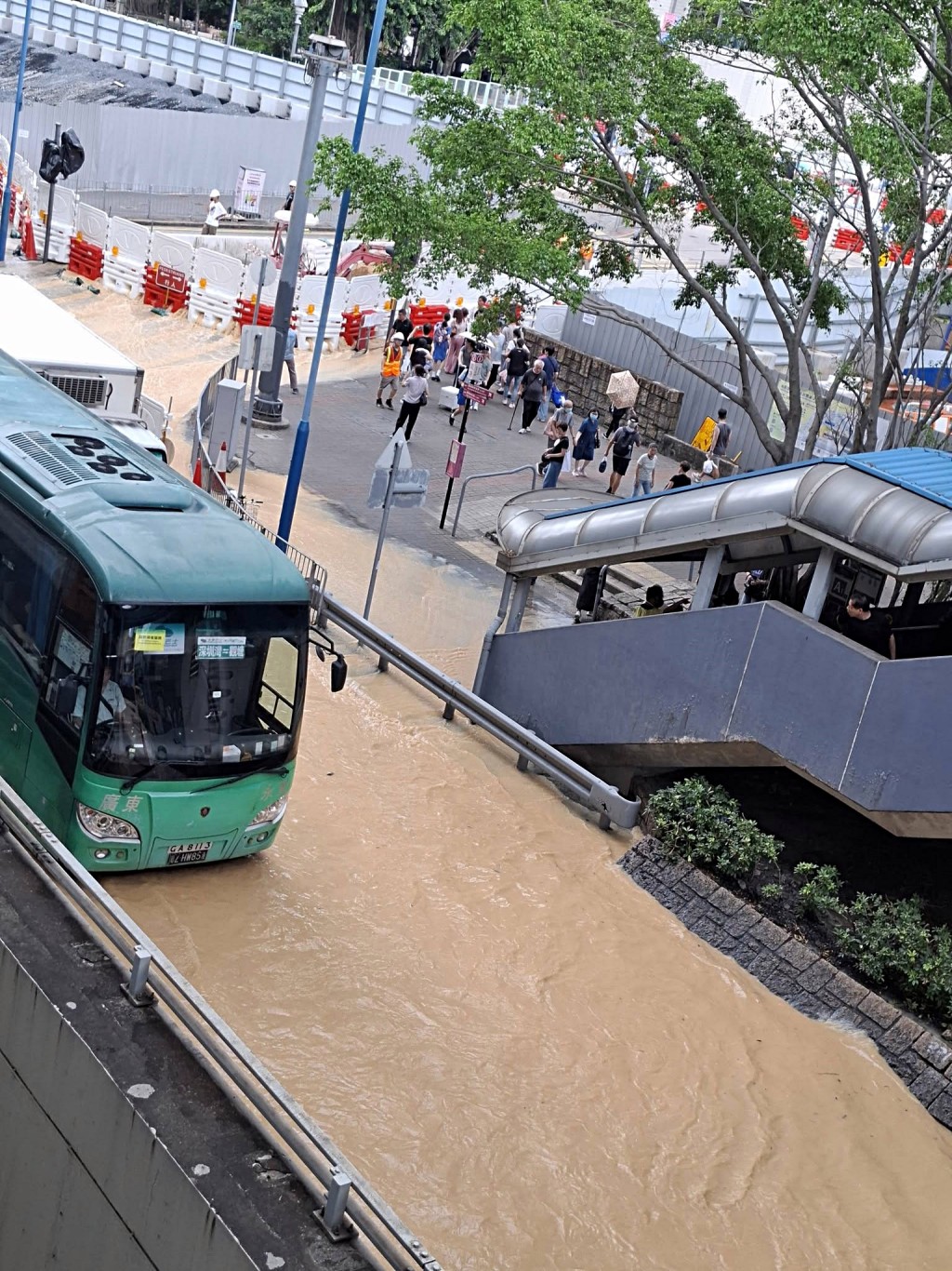 汽車在水中駛過。網圖 汽車在水中駛過。網圖