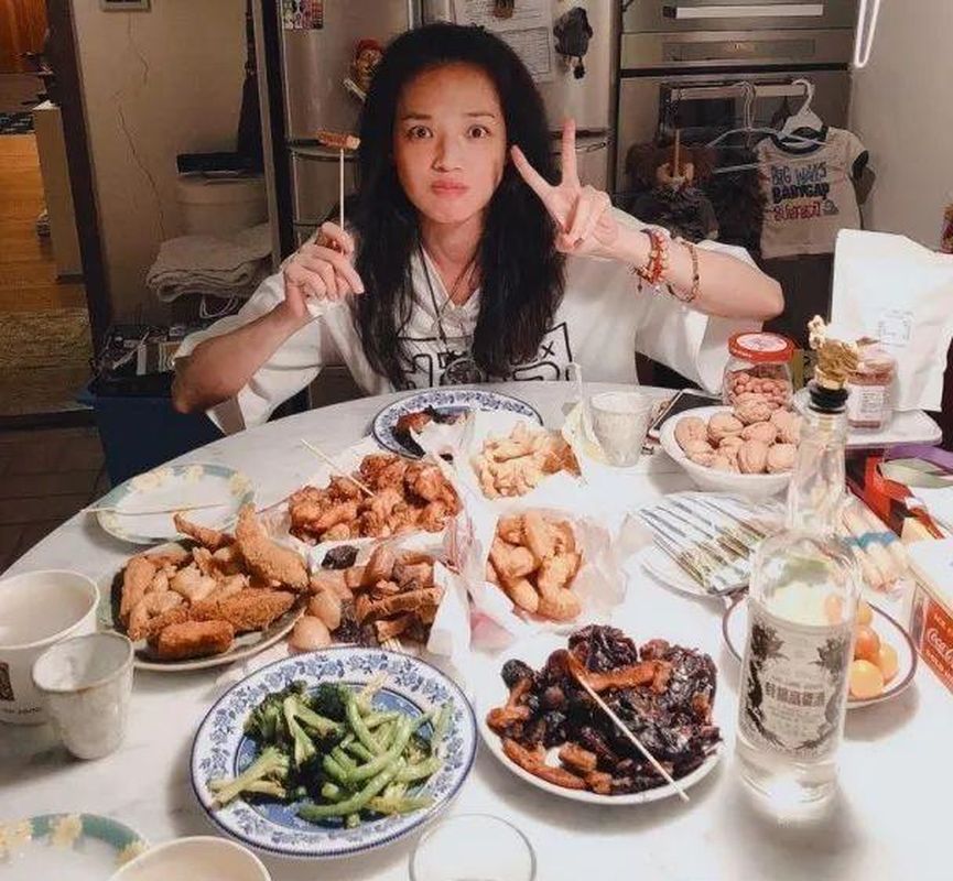 舒淇去年上載滿枱食物放肆食鹽酥雞等高熱量食物的相片。網圖