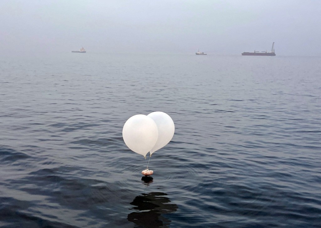 仁川對開海面發現北韓垃圾氣球。路透社