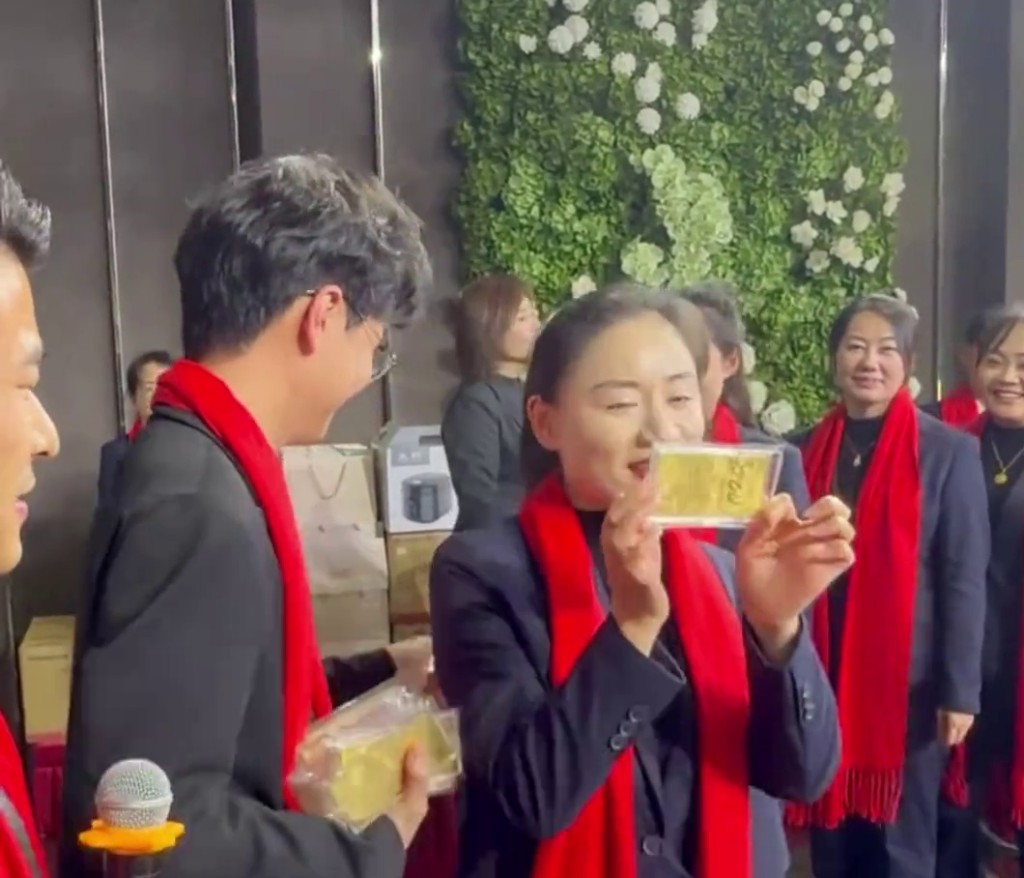 員工尾牙獲贈1克金鈔，笑逐顏開。