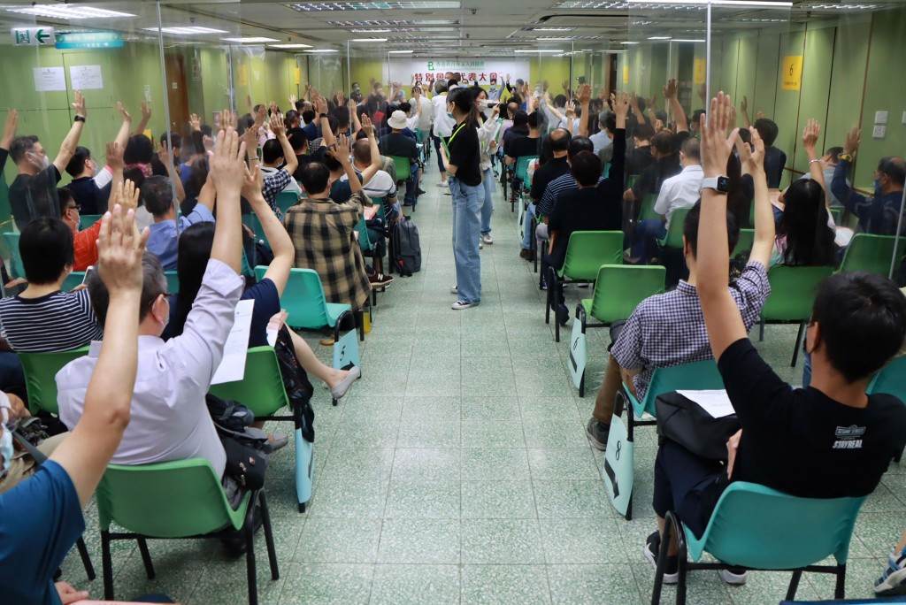 馮偉華指,動議獲在席百多名會員代表絕大部分比數通過。