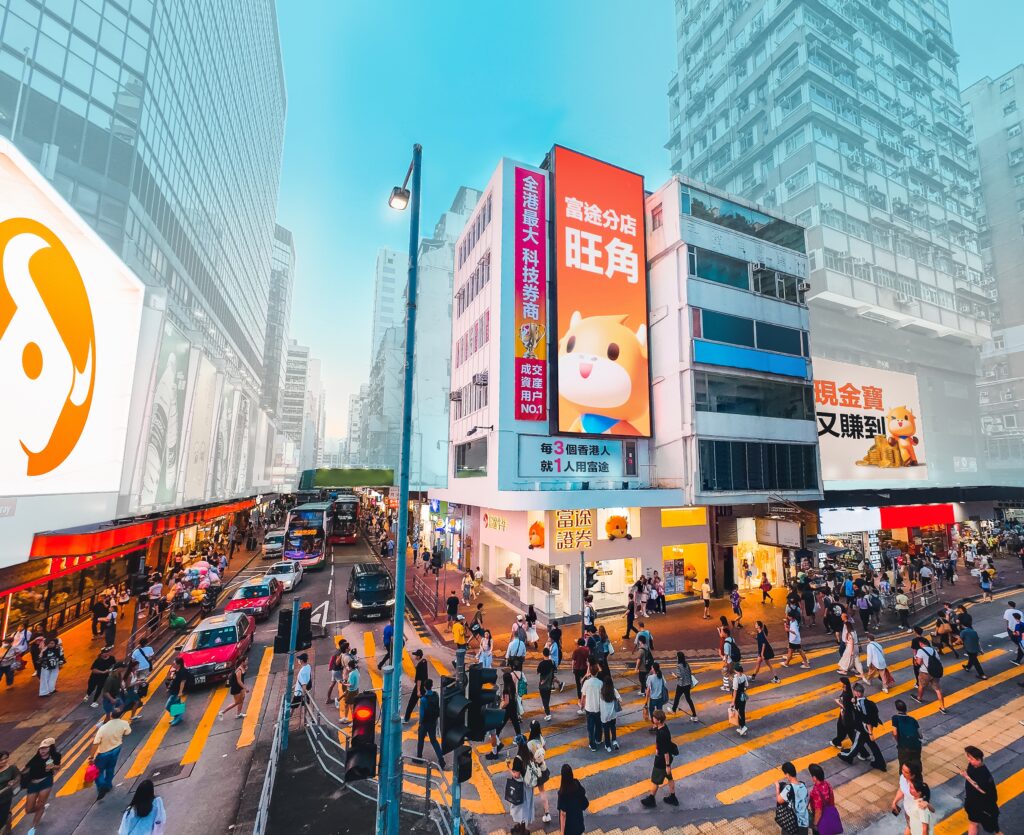 该处为旺角人流最顶级的「神级十字路口」。早于2023年底,富途证券已率先以逾百万元月租,抢占十字路口另一端的大单边舖。 该处为旺角人流最顶级的「神级十字路口」。早于2023年底,富途证券已率先以逾百万元月租,抢占十字路口另一端的大单边舖。