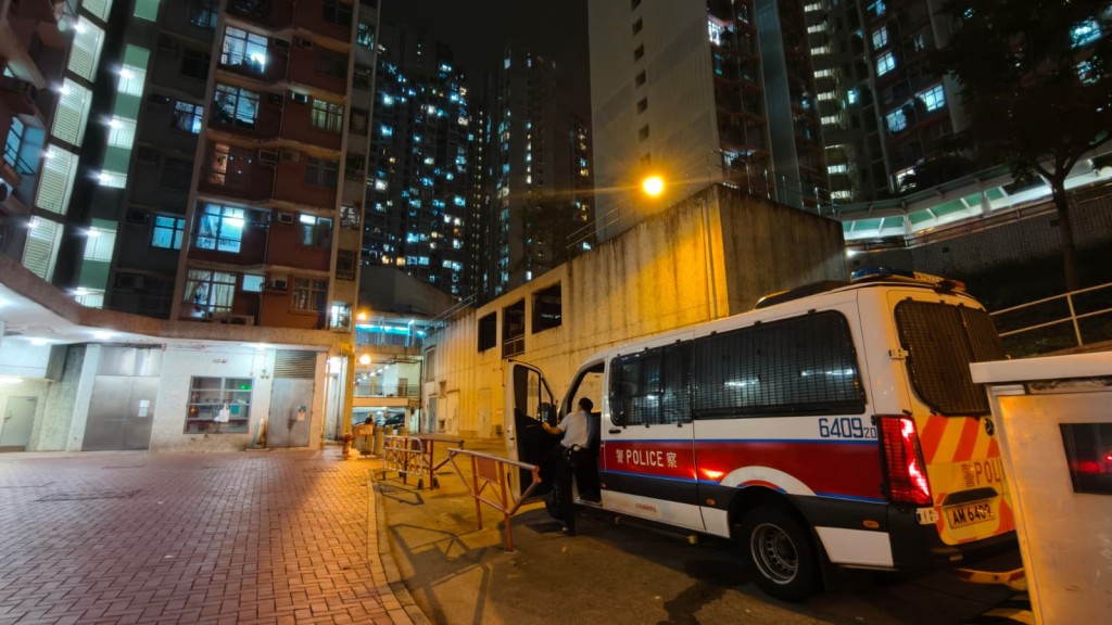 女子離開荷里活廣場後前往慈正邨。黃文威攝 女子離開荷里活廣場後前往慈正邨。黃文威攝