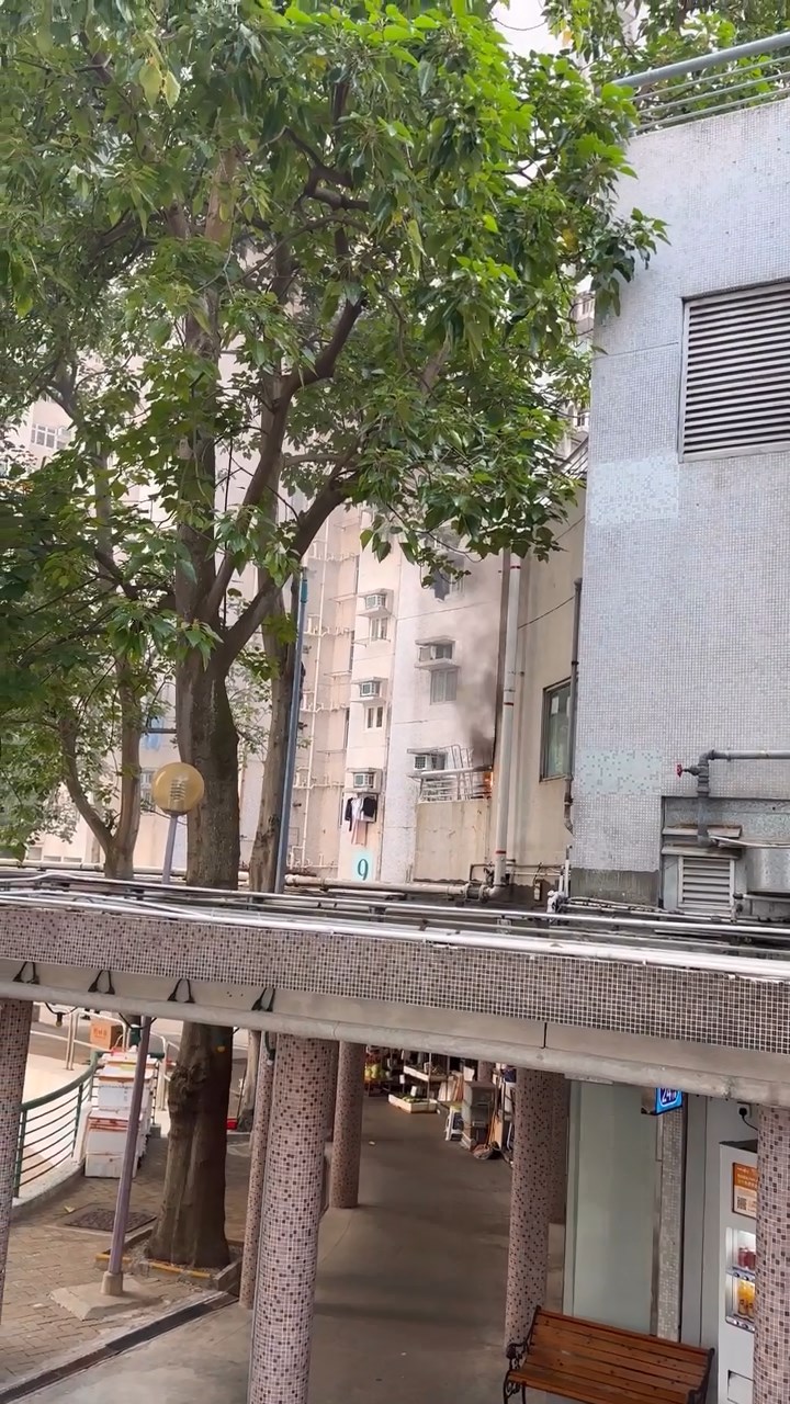 現場黑煙沖天,火勢更波及一個貨架。threads@ladyjagabee 現場黑煙沖天,火勢更波及一個貨架。threads@ladyjagabee